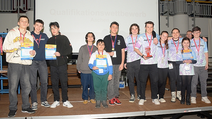 Die Teams mit den meisten Punkten beim Wettbewerb: „Masch Misch“ aus Friedberg (links), „RoboRevolutionaries Ricarda“ von der Ricarda-Huch-Schule Gießen (links) und die „Roboldtianer“ von der Alexander-von-Humboldt-Schule Aßlar