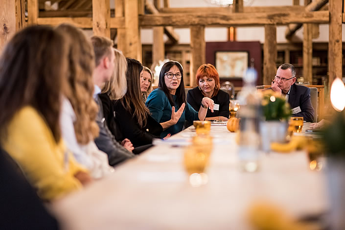 Entwicklungskonzepte am Beispiel der Marburger Oberstadt: Angeregte Diskussionen unter der Teilnehmerinnen und Teilnehmern (Foto: Tilman Lochmüller)