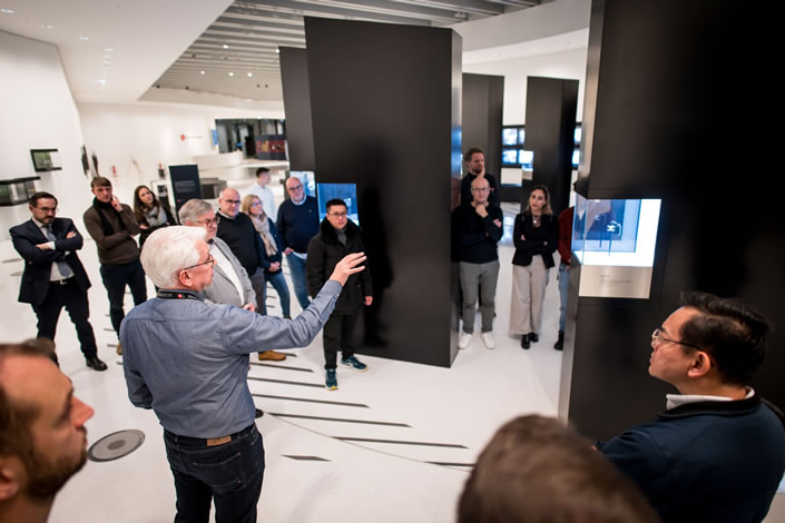 Besuch beim traditionsreichen Kamera-Hersteller: Ulrich Schäfer zeigt beim Rundgang mit den Newcomern auch eine Replik der "Ur-Leica" (Foto: Tilman Lochmüller)