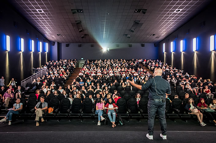 "Nehmt Euer Leben selbst in die Hand": Ali Mahlodji spricht im Kinopolis in Gießen zu Schülerinnen und Schülern mittelhessischer Schulen (Foto: Tilman Lochmüller) 