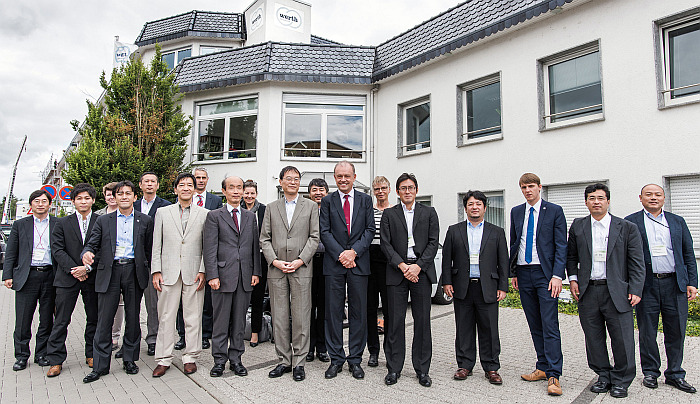 Gruppenbild der JETRO-Delegation bei Werth Messtechnik mit Geschäftsführer Dr.-Ing. Ralf Christoph (rote Krawatte, erste Reihe) und Soichi YOSHIMURA, Executive Vice President JETRO Tokyo und Delegationsleiter (links von ihm)