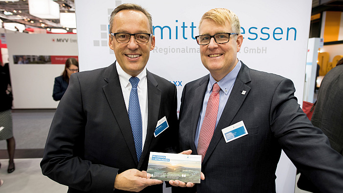 Dr.Peter Hanker (Volksbank Mittelhessen) und Jens Ihle mit der neuen Broschüre