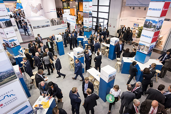 Der mittelhessische Gemeinschaftsstand - Blick vom Konferenzbereich in der oberen Etage (Foto: Tilman Lochmüller)