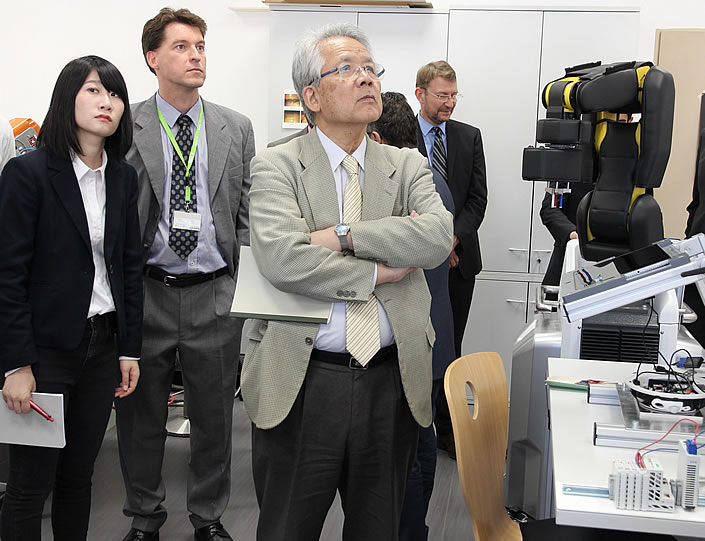 Die Japaner informieren sich im smart factory lab der Technischen Hochschule Mittelhessen (THM). (Foto: THM)