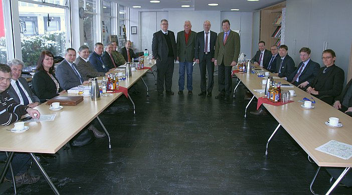 Jens Ihle (links) und Ullrich Eitel (rechts) mit Hessen Mobil-Vizepräsident Martin Weber (2. von rechts) bei der Verabschiedung von Karl Friedrich Friauf aus dem Arbeitskreis A49