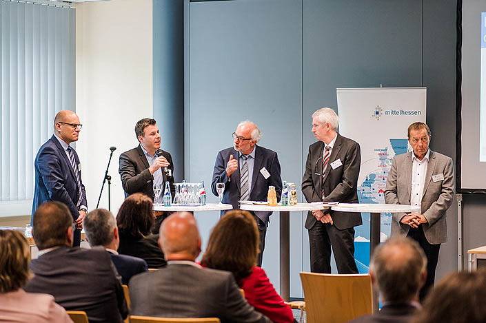 Podium beim Treffen des Netzwerks Wirtschaft: Tobias Koch (Prognos AG), Dennis Pucher (Breitband-Berater), Harald Metzger (Regierungspräsidium Gießen), Jürgen Richter (Hessisches Ministerium für Wirtschaft, Energie, Verkehr und Wohnen) und Rainer Schwarz (Oberhessische Versorgungsbetriebe AG) (von links). (Foto: Tilman Lochmüller / Regionalmanagement Mittelhessen)