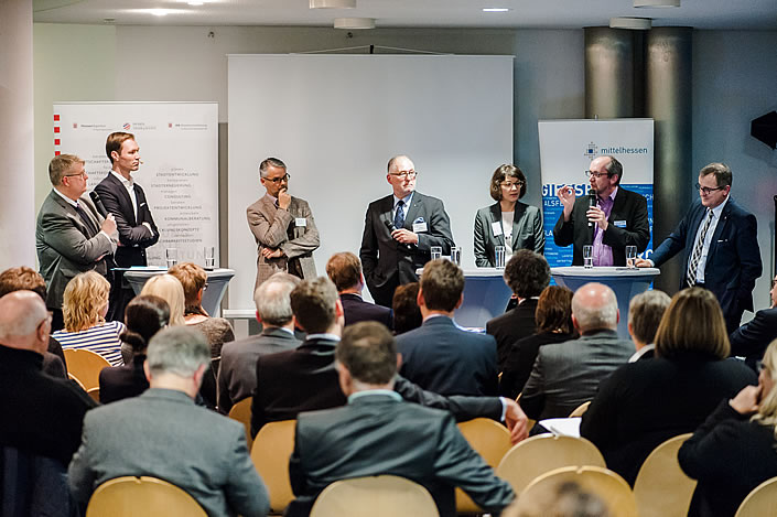 Diskussionsrunde beim Treffen des Netzwerks Wirtschaft: Jens Ihle (RMG), Julius van de Laar, Thorsten Winter (FAZ), Franz-Gerd Richarz, Rebecca Hagelmoser (NarraTool), Dr. Uwe Röndigs (Zeitungsgruppe Lahn-Dill) und Dr. Rainer Waldschmidt (HTAI) (von links)