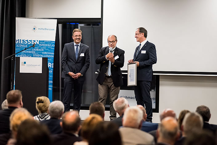 Dr. Andreas Kaufmann (M.) mit Laudator Manfred Wagner (l.) und Dr. Christoph Ullrich (r.) (Foto: Regionalmanagement Mittelhessen / Tilman Lochmüller)