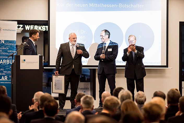 Prof. Dr. Jürgen R. Schäfer (2.v.l.) mit Mittelhessen-Vorsitzender Dr. Christoph Ullrich (3.v.l.) und Laudator Friedrich Bohl (r.) (Foto: Regionalmanagement Mittelhessen / Tilman Lochmüller)